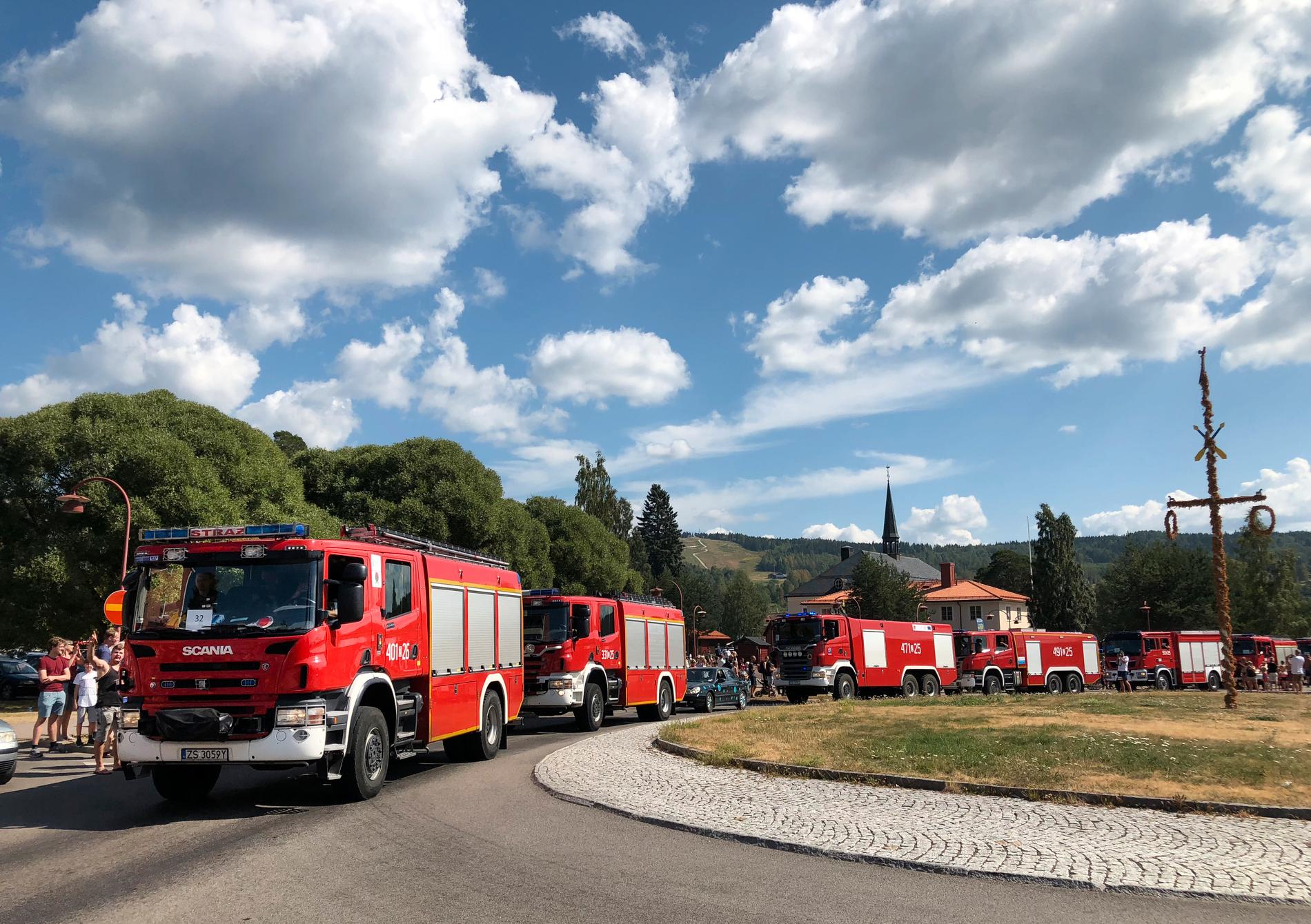 Konvojen av polska brandbilar passerar Rättvik.