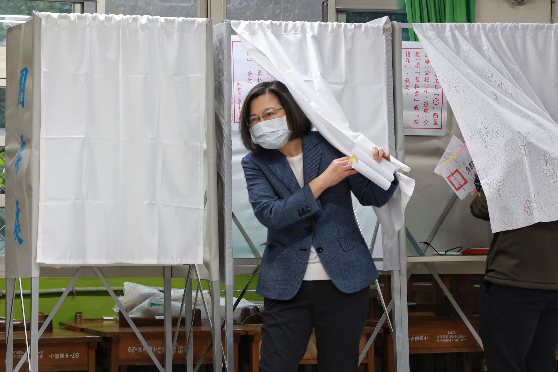 Taiwans president Tsai Ing-wen röstar i lördagens lokalval. Men resultatet blev inte vad hon hoppades på. Därför avgår Tsai som partiordförande – men inte som landets president.