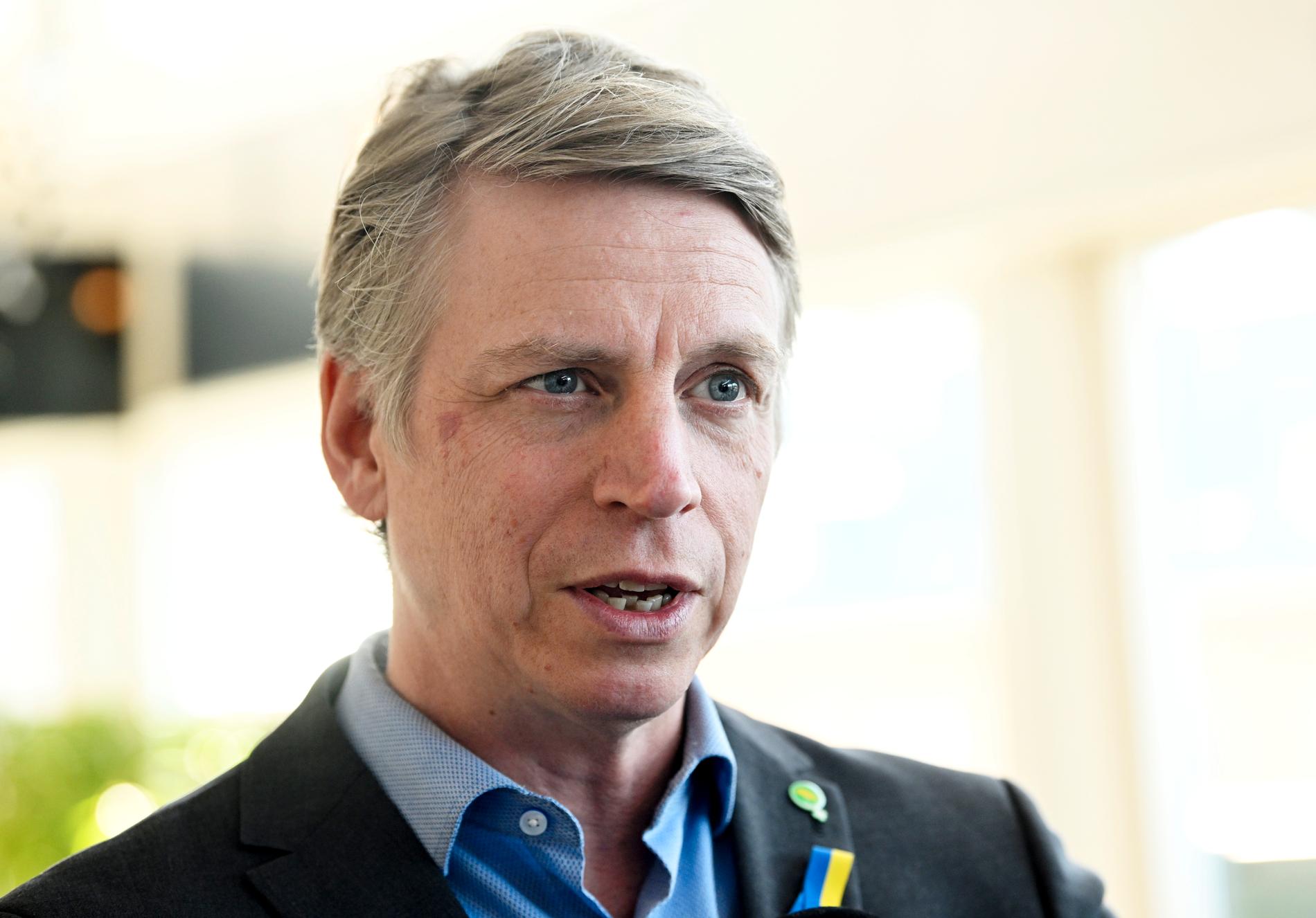 Miljöpartiets språkrör Per Bolund är inte glad över Socialdemokraternas beslut att säga ja till en svensk ansökan om medlemskap i Nato. 