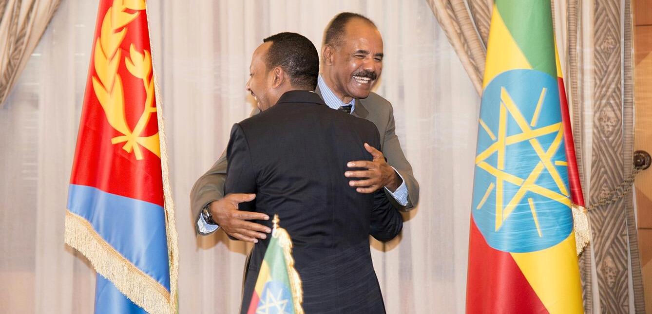 Etiopiens premiärminister Abyi Ahmed omfamnade Eritreas president Isaias Afwer i måndags efter att ha undertecknat fredsavtalet mellan länderna.