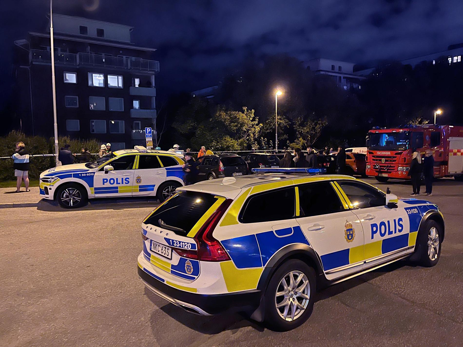 Polis på plats i Huvudsta i Solna sent på torsdagskvällen.