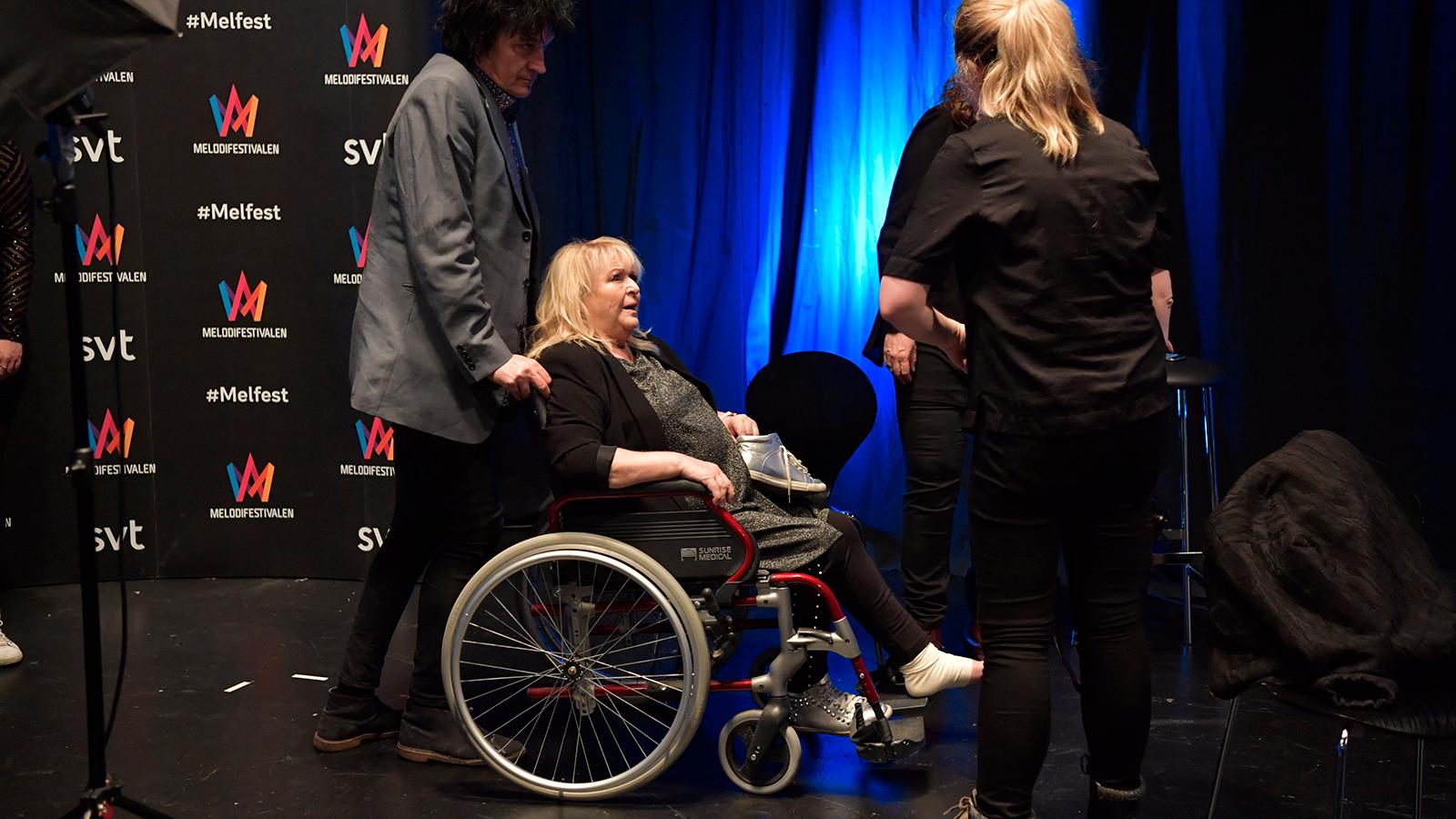 Kikki Danielsson anlände i rullstol till presentationen av melloartisterna.