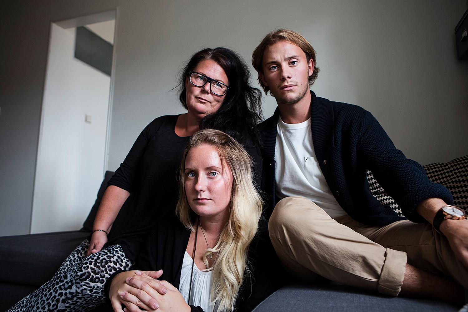 Tvillingarna Emil och Linnea Engblom och deras mamma Lotta Bäckström stämmer Ljusdals kommun för vad de upplever som en stulen barndom.