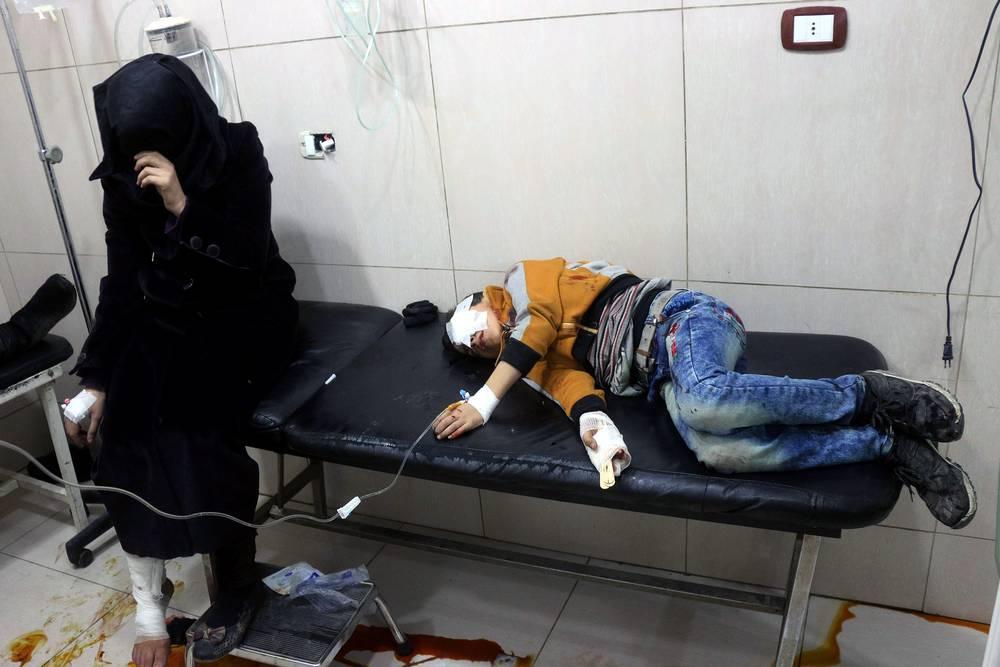 En pojke tas om hand på ett sjukhus som bombades i Aleppo i november 2016.