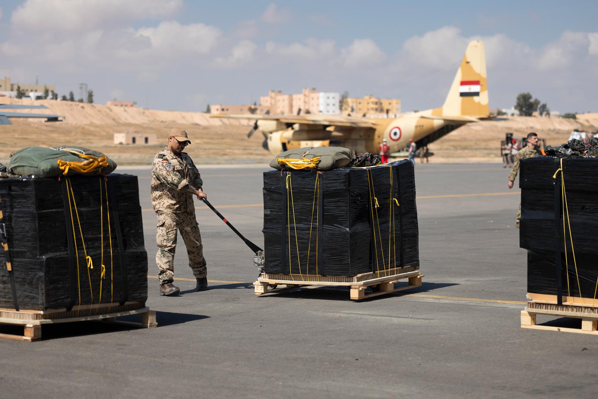 På militärflygplatsen King Abdullah II i Amman arbetar en internationel koalition med att samla in och distribuera förnödenheter till Gaza.