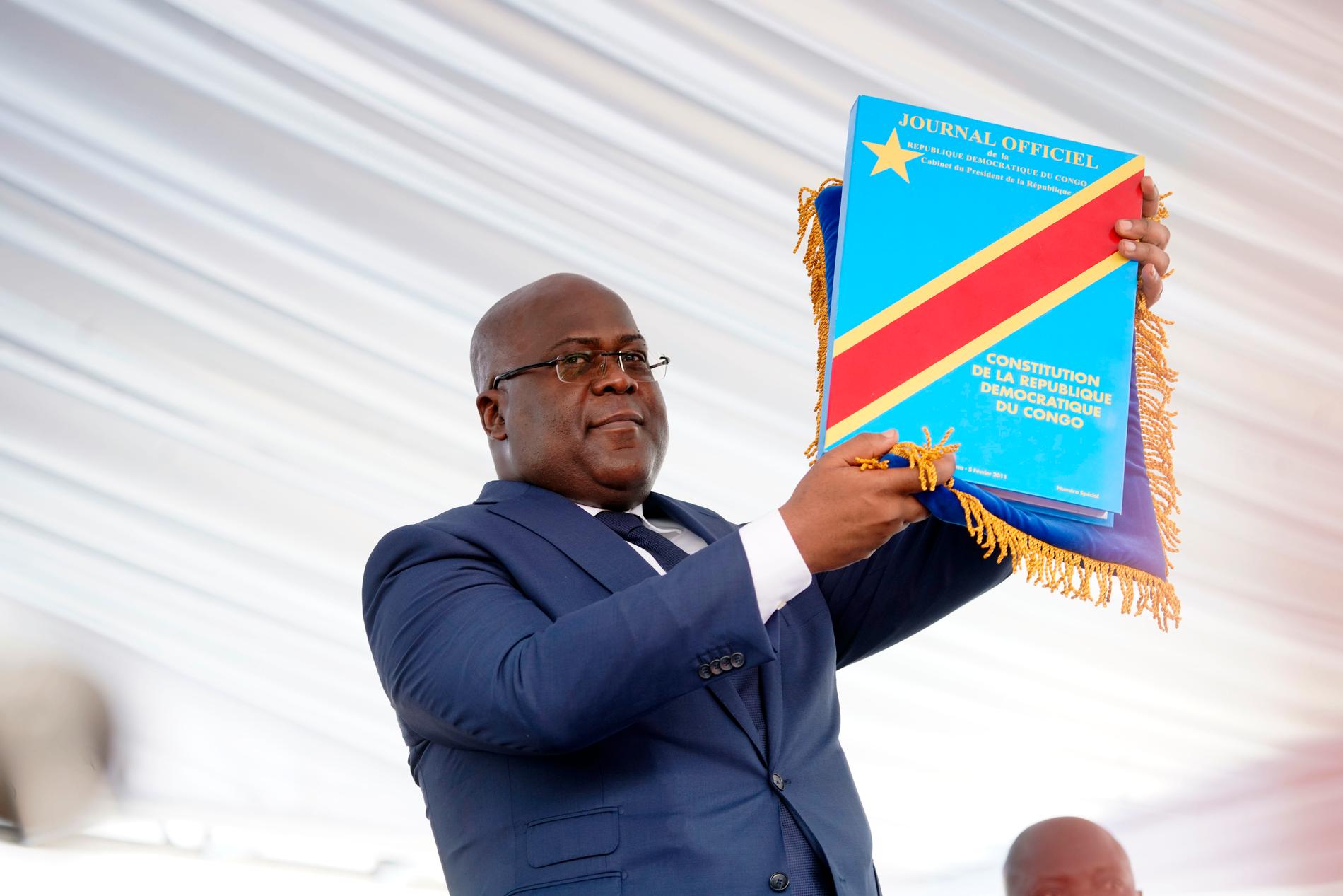 Kongo-Kinshasas nytillträdde president Félix Tshisekedi med landets konstitution strax efter att han svurits in.