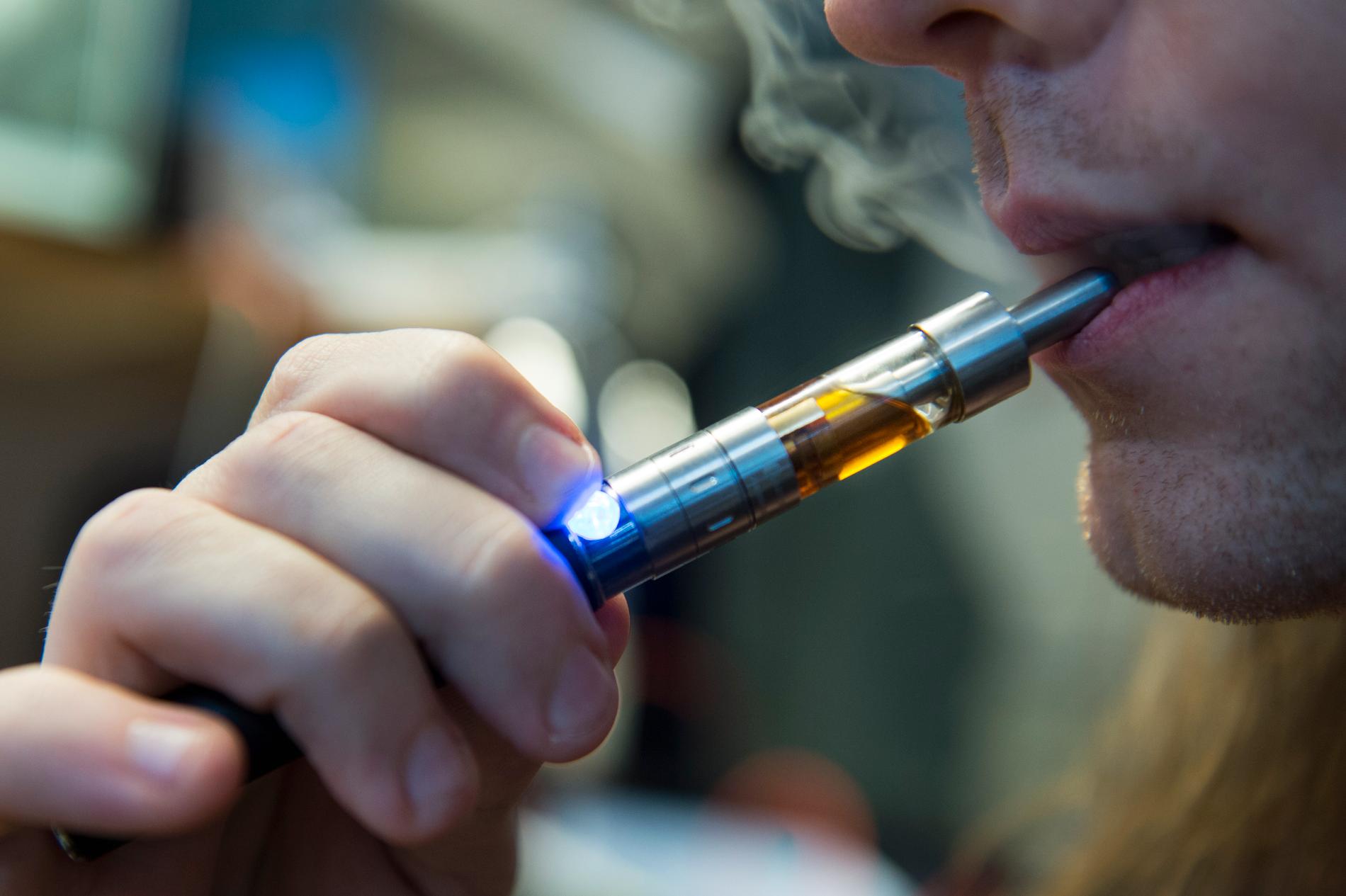 Smaksatta e-cigaretter skulle kunna förbjudas även i Sverige, enligt Folkhälsomyndigheten. Arkivbild.