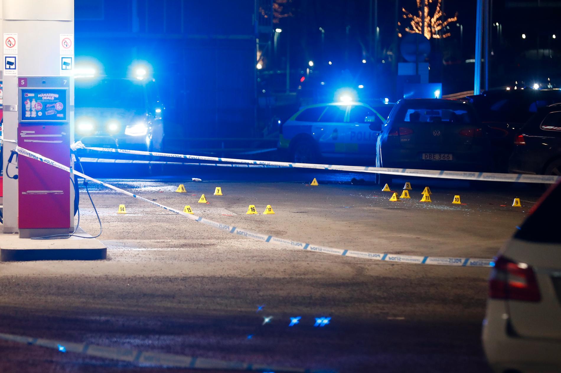 Skjutningen skedde på en bensinmack i Kungens kurva i Stockholm.