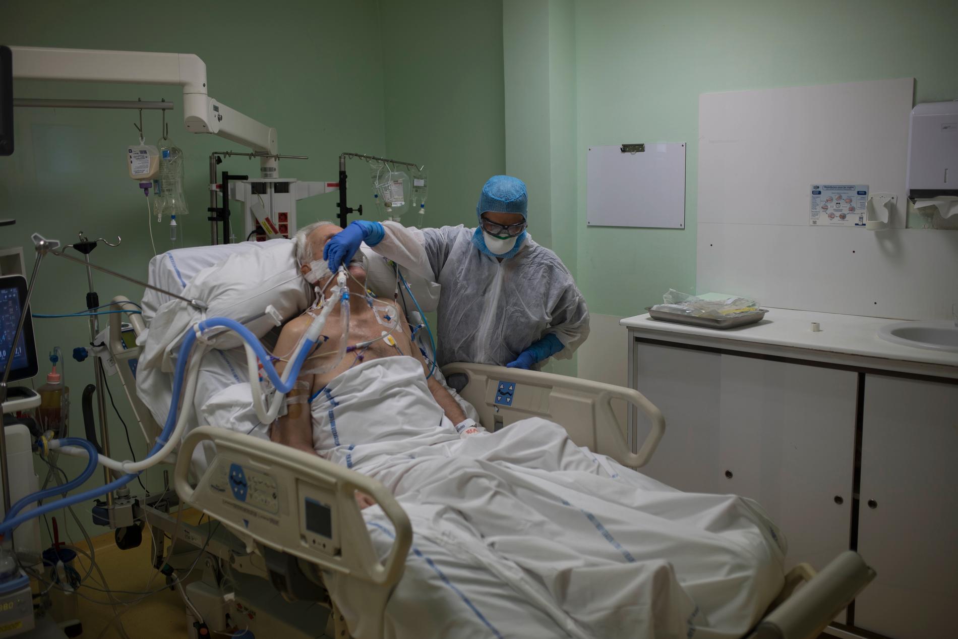 En covid-19-patient får intensivvård i Frankrike.