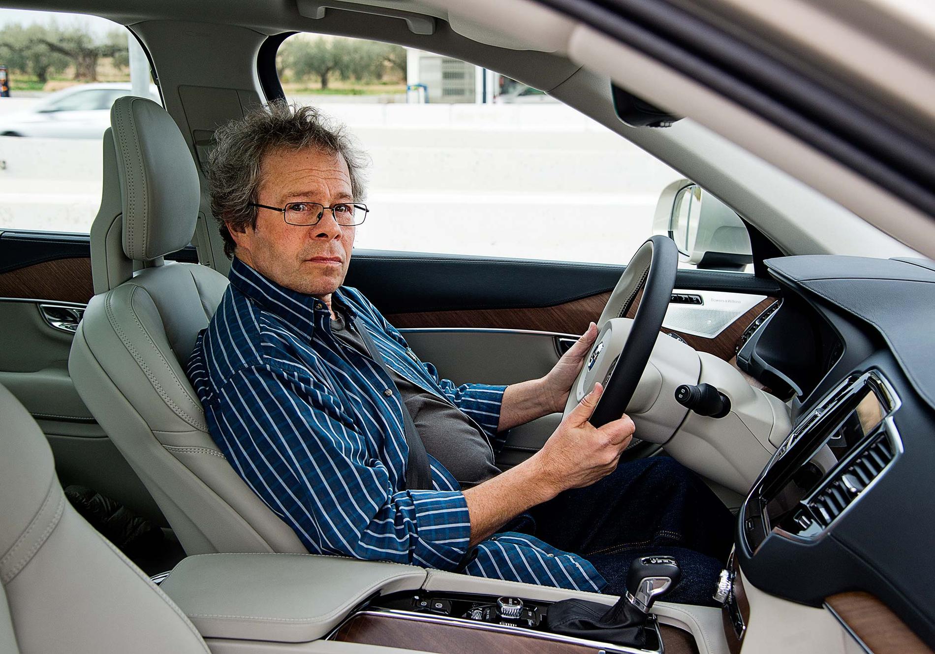 Aftonbladets bilexpert Robert Collin sitter i en XC90, som kan vinna pris som lyxigaste bilen.