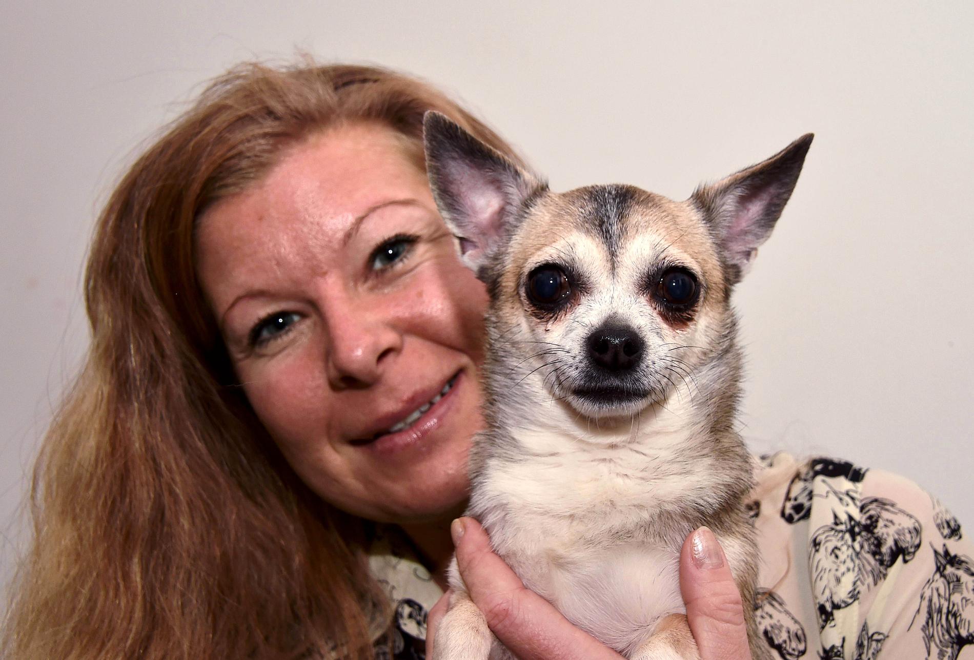 Amilla Myhrman har fått tillbaka sin stulna hund efter 8 år.