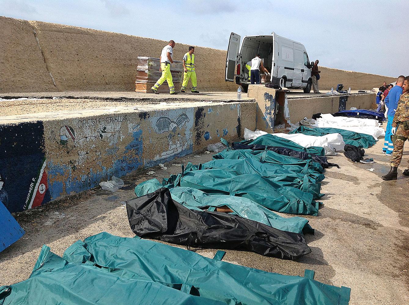 Farlig flykt  Europa har under lång tid stängt sina gränser för flyktingar. Människor tvingas därför fly på farliga vägar och i osäkra båtar.  I går kapsejsade ett fartyg vid Lampedusa i Italien. Minst 133 personer har dött.