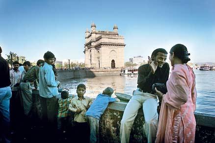 Gateway of India är en av de populäraste träffpunkterna i Bombay. Här samlas och umgås invånarna – framför allt på kvällarna.