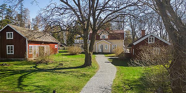 Li Hannés gård, Härkeberga-Ekeby 18, är till salu.