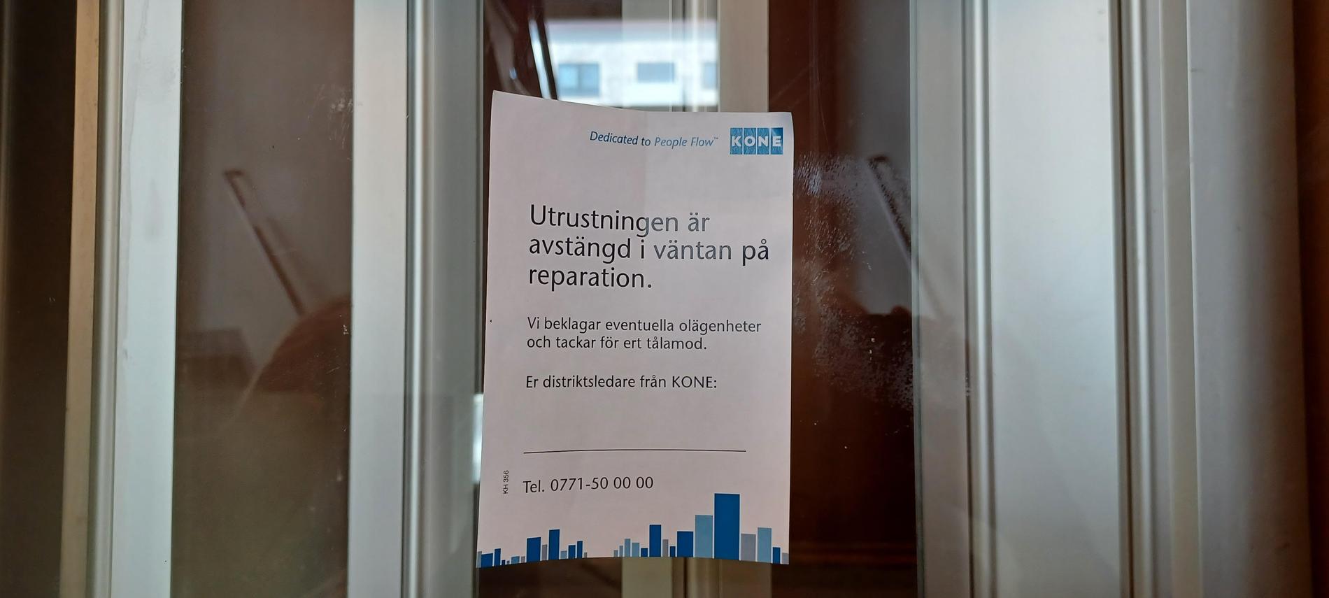 När Aftonbladet är på plats under fredagen är hissen avstängd.