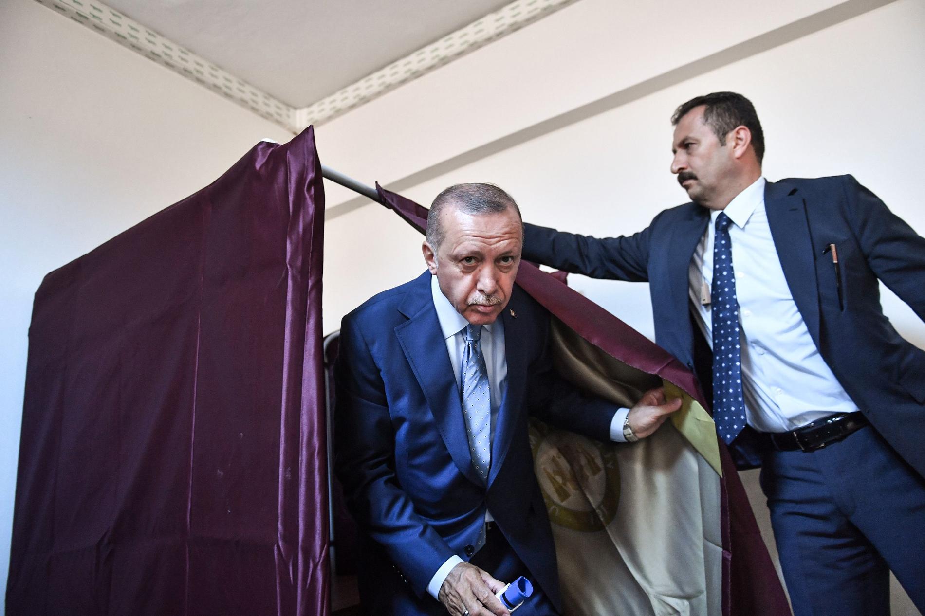 Den turkiske presidenten Recep Tayyip Erdogan röstade i gårdagens president- och parlamentsval.  Erdogan blir ännu mäktigare efter valet som kallats det minst fria sen 50-talet. 