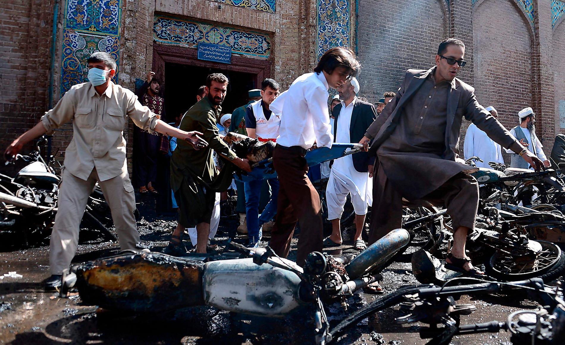 HÄR DOG SJU Frivilliga bär bort ett av offren sedan en motorcykelbomb briserat utanför en moské i Herat, Afghanistans tredje största stad, i tisdags. Sju människor dödades och 16 skadades.