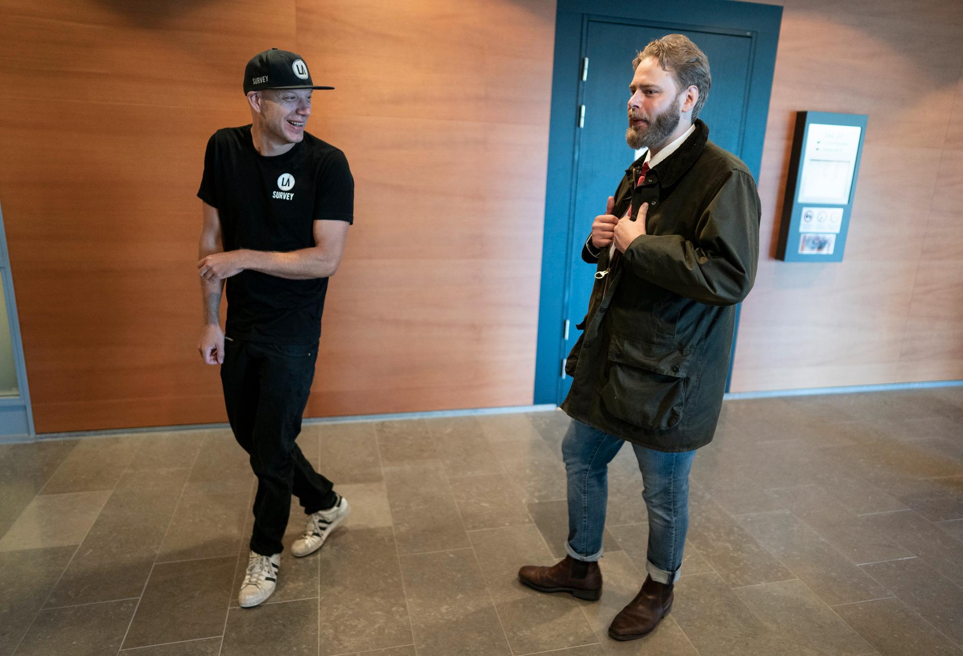 Vrakexperten och fotografen Linus Andersson och journalisten Henrik Evertsson vid rättegången i Göteborgs tingsrätt i augusti. 