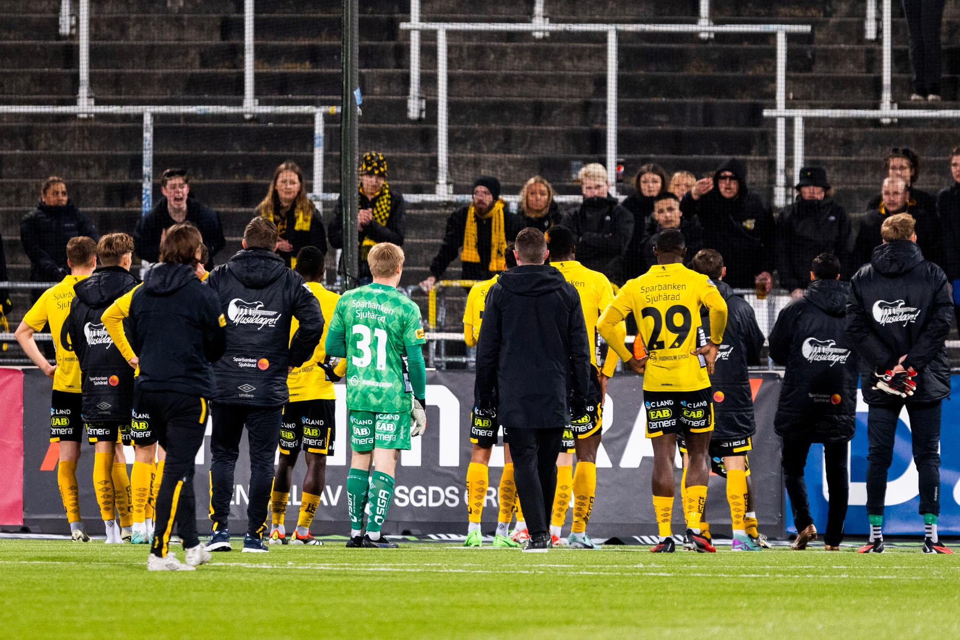 Elfsborgs spelare möte fansen efter förlusten mot IFK Norrköping. 