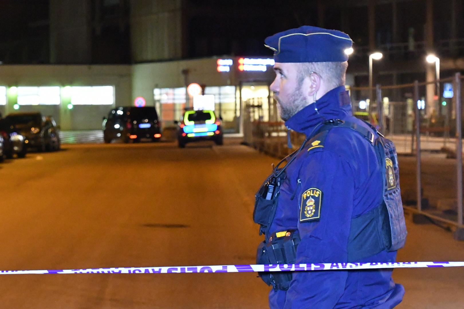 Polisen har spärrat av akutmottagningen i Helsingborg.