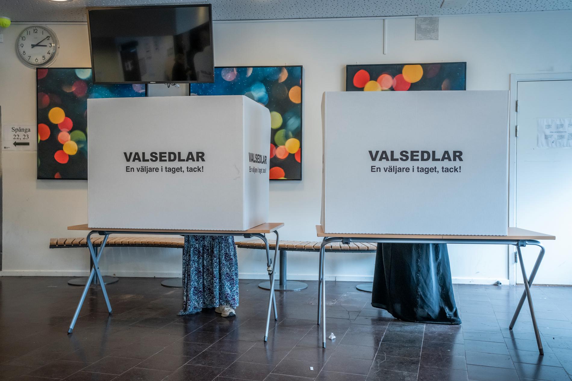 Människor röstar i vallokal i Rinkebyskolan. 