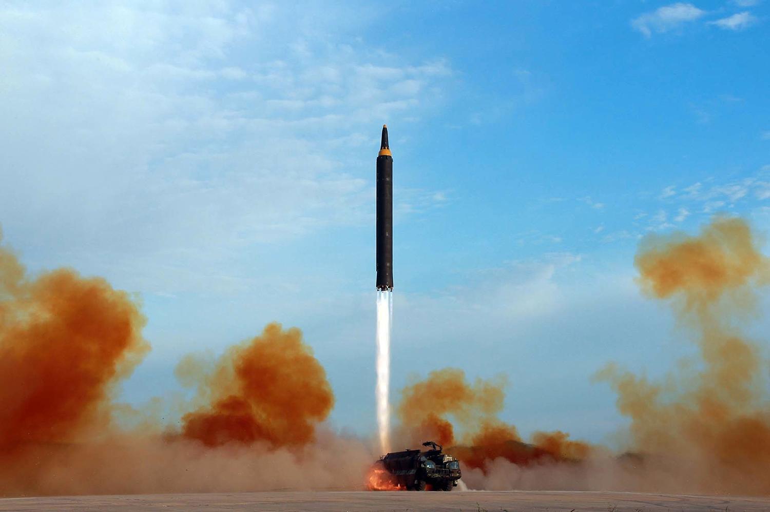Nordkoreas regering har släppt en bild som uppges visa testavfyrniningen av en Hawasong-12 missil. 