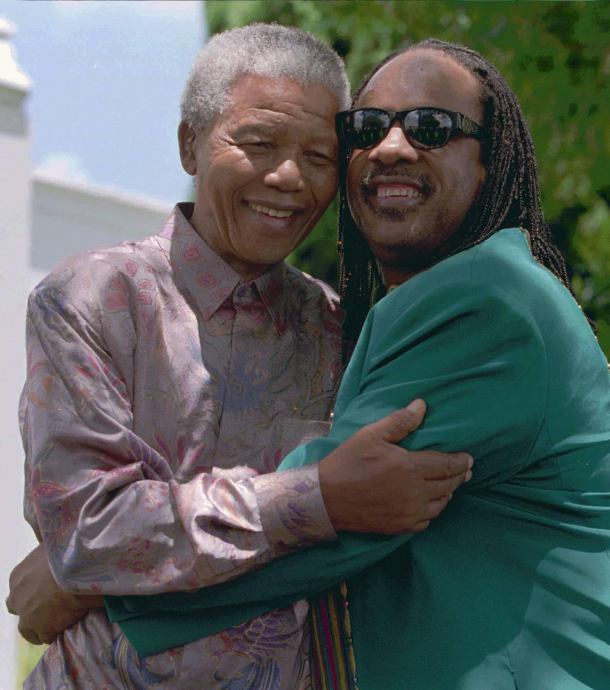 Stevie Wonder ger Nelson Mandela en kram när de möttes i februari 1996.