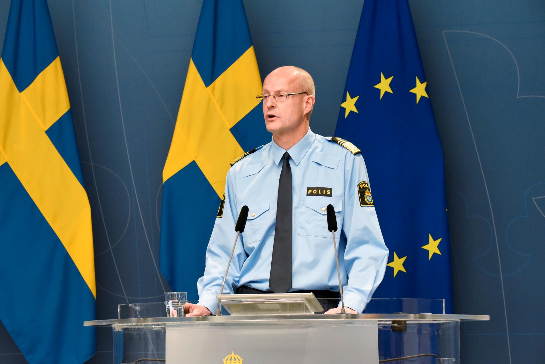 Löfving vid en pressträff om skjutningarna i Sverige i Rosenbad i oktober 2021.