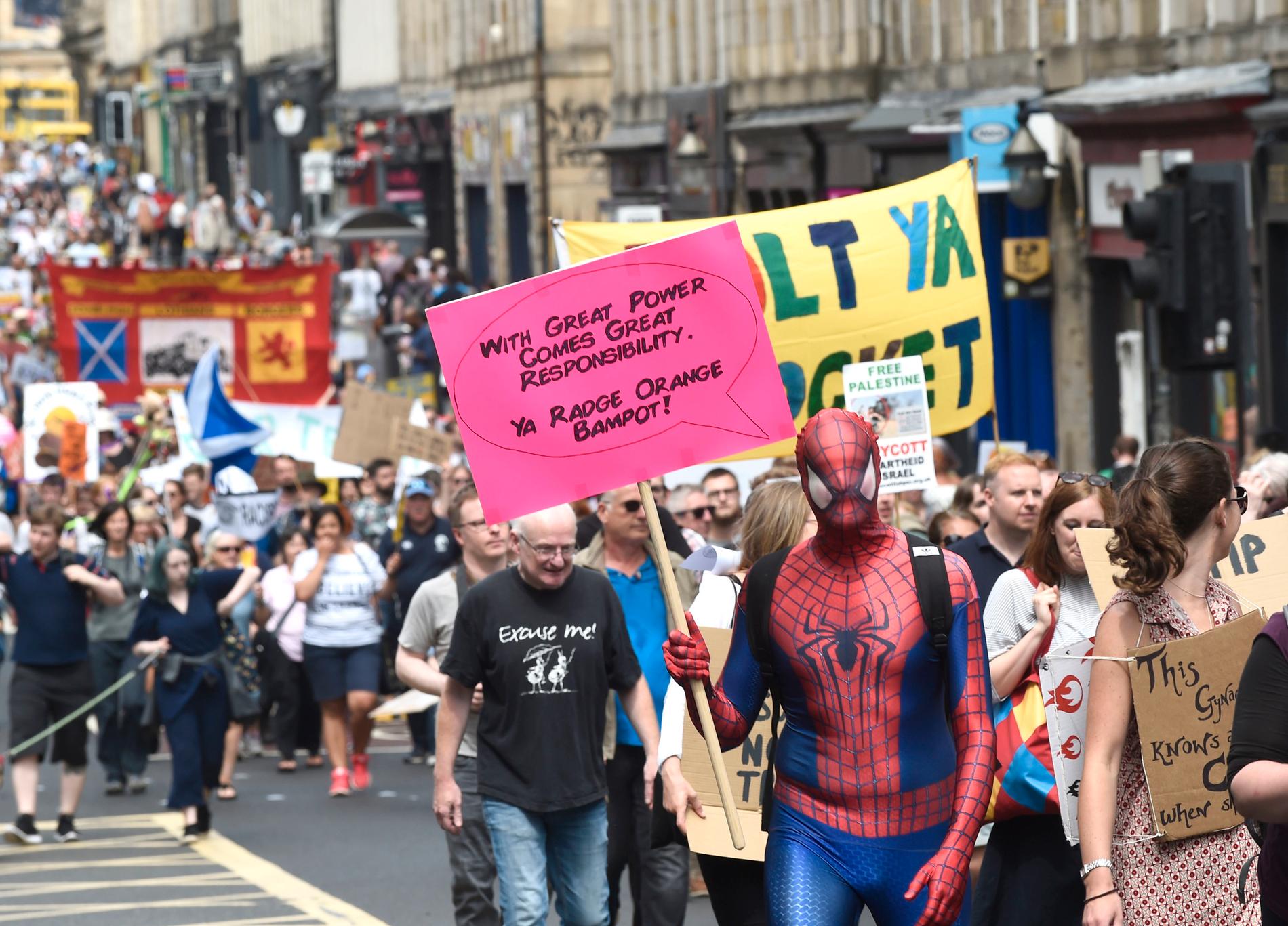 Demonstranter i Edinburgh marscherar genom staden i protest mot den amerikanske presidenten Donald Trumps besök i Skottland.