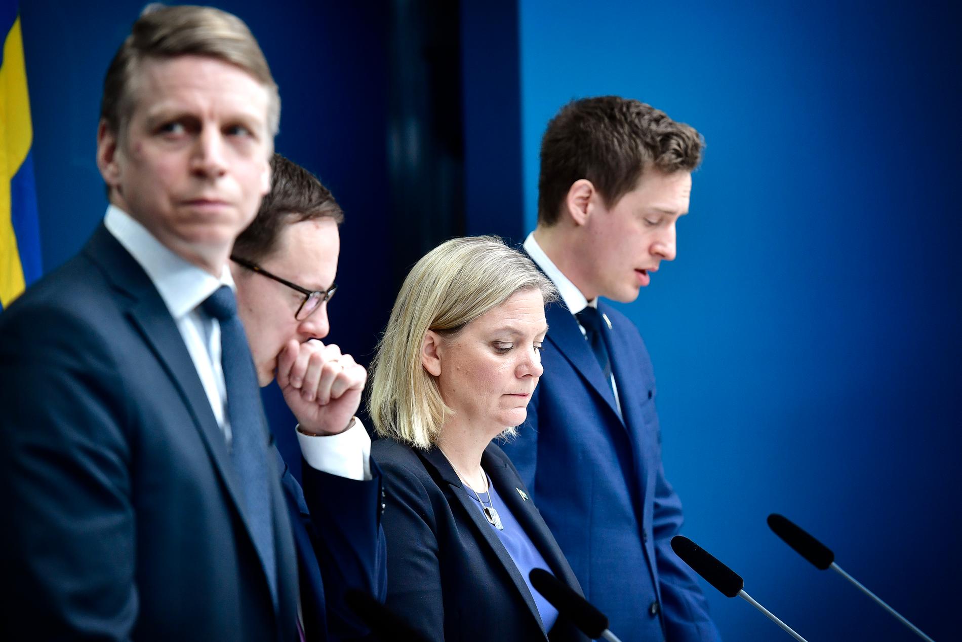 Finansminister Magdalena Andersson (S) är orolig över det ekonomiska läget.