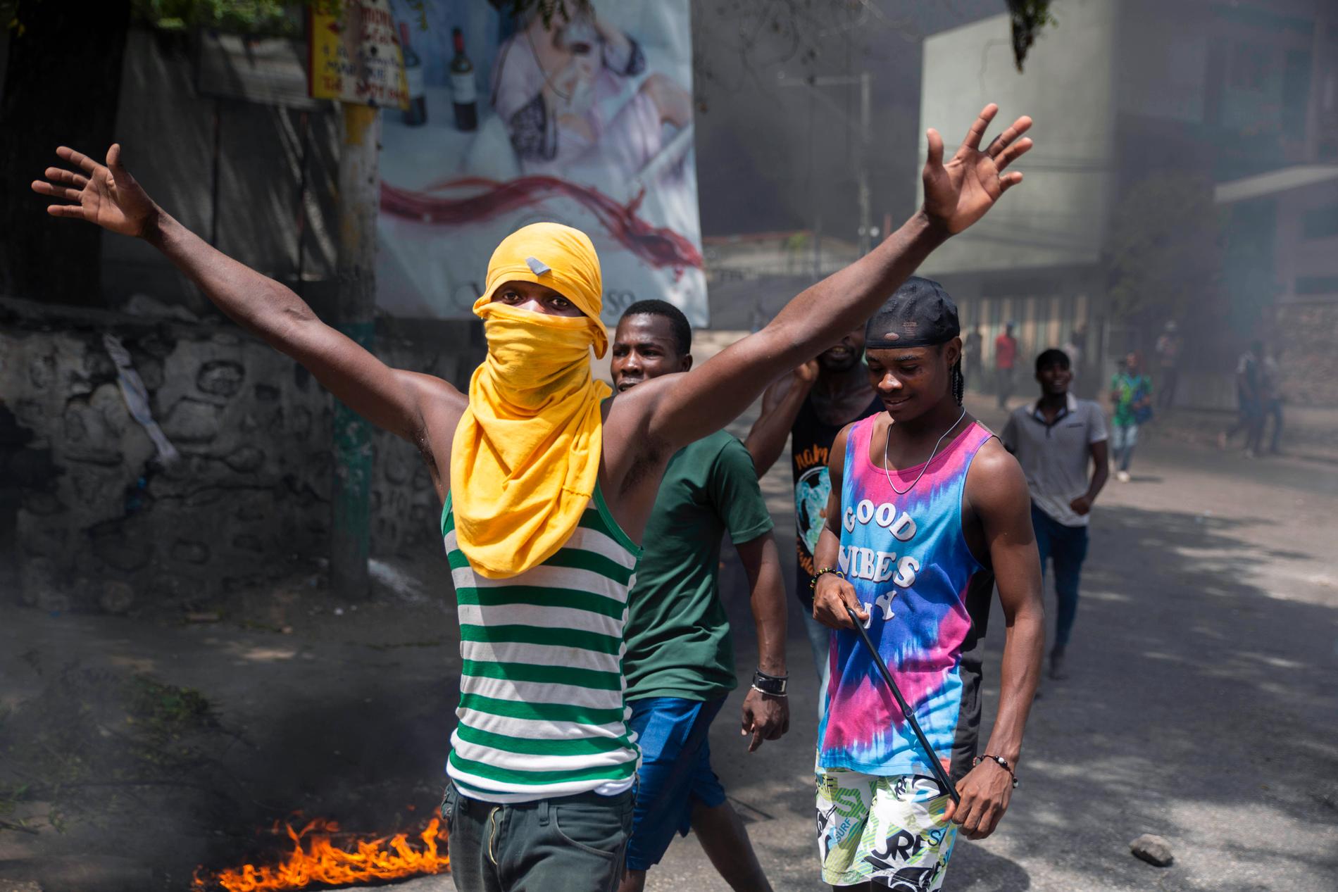 Undantagstillstånd är utlyst efter mordet. Upprörda  människor syns på gatorna i Huvudstaden Port au Prince.