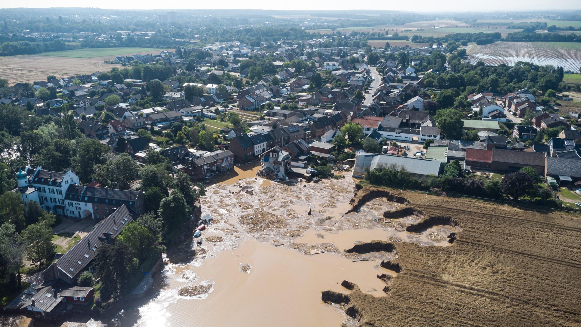 Förödelse i Erftstadt Blessem efter översvämningarna.