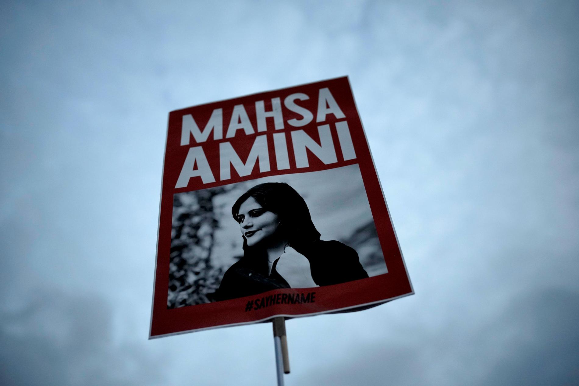 Ett plakat med en bild på Mahsa Jina Amini.