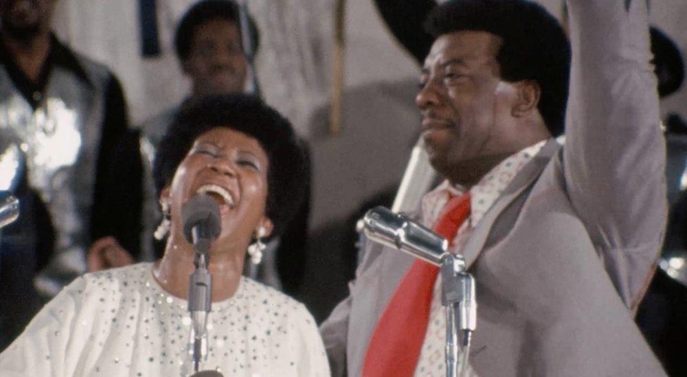 Aretha Franklin och James Cleveland i ”Amazing grace”.