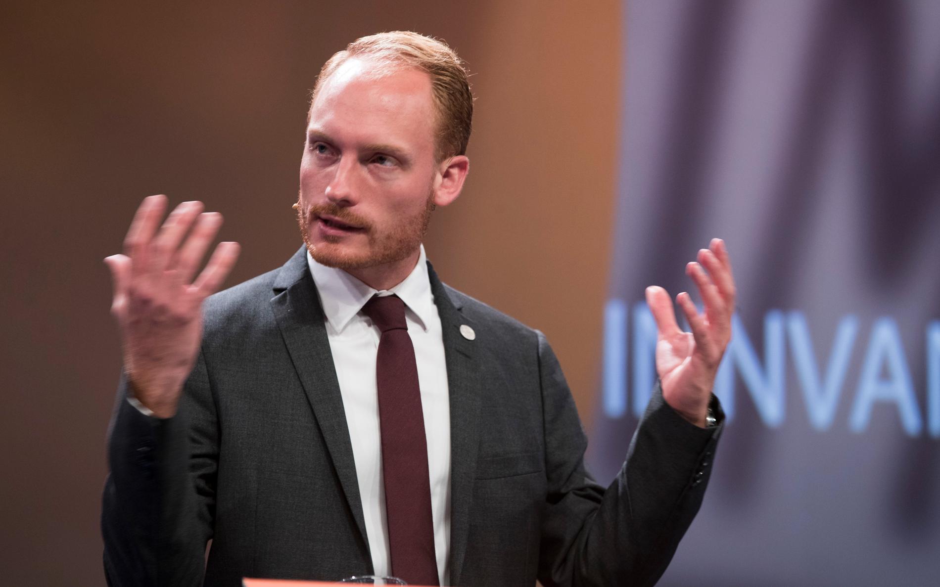 Sverigedemokraternas kulturpolitiske talesperson Aron Emilsson under ett möte i Norge.