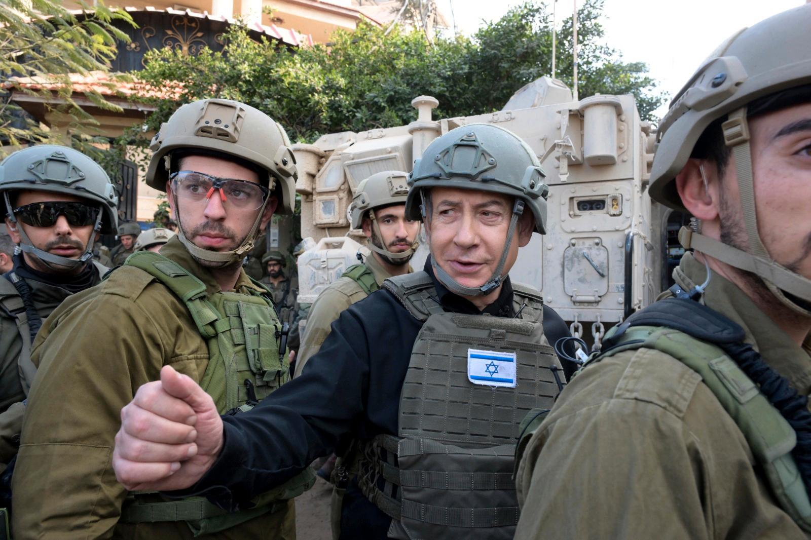 Israels premiärminister Benjamin Netanyahu besöker soldater i norra Gazaremsan i december. Arkivbild.