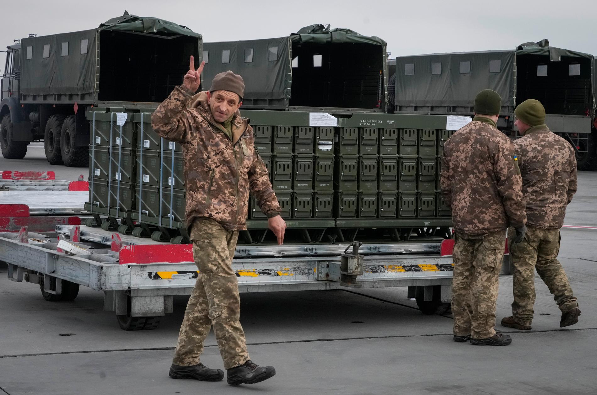 Ukrainska soldater lastar av flyg med vapenleveranser från USA på fredagen.