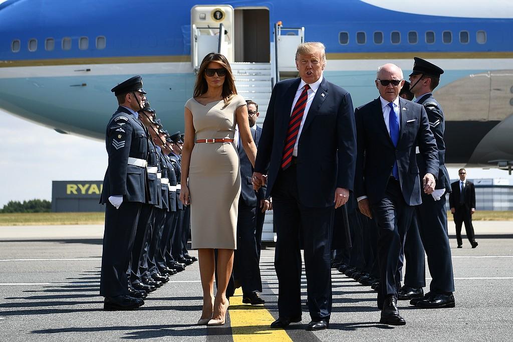 Paret Trump anländer till Storbritannien med Air Force 1
