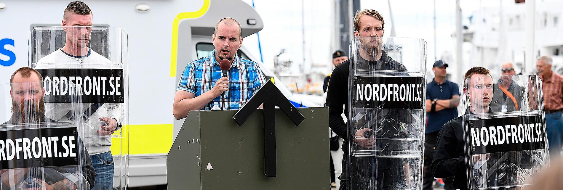 Nordiska motståndsrörelsens ledare Simon Lindberg talar under poltoikerveckan i Almedalen förra året.