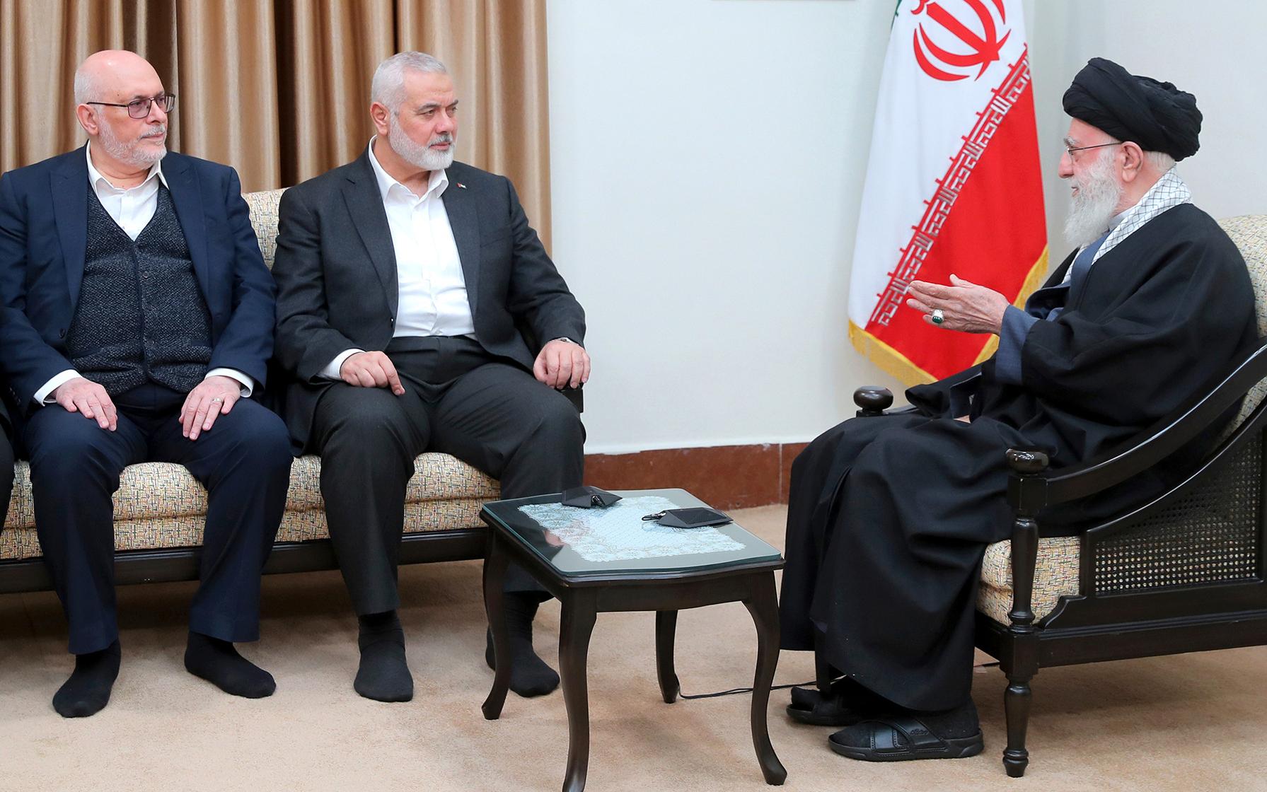Ismail Haniyeh (till vänster) och ayatollah Ali Khamenei (till höger) under sitt möte i Teheran. 