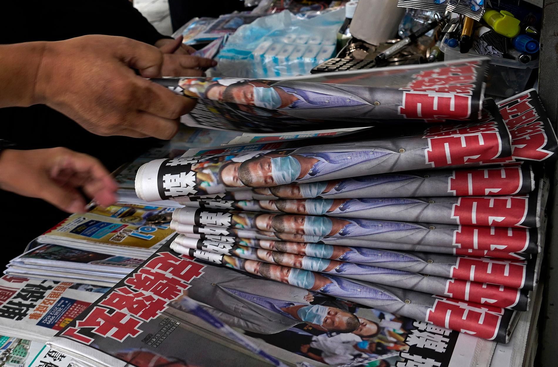 Hongkongtidningen Apple Daily sålde i fjol lösnummer där de berättade om fängslandet av den Kinakritiske mediemogulen Jimmy Lai. Sådant vill Kina se mindre av i framtiden. Arkivbilder.