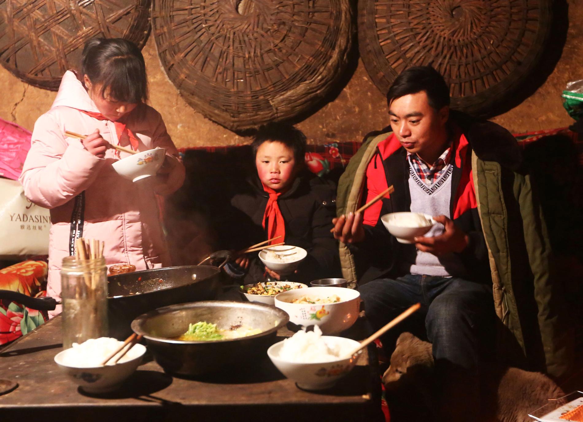 Wang Fuman och hans familj lever i fattigdom. 