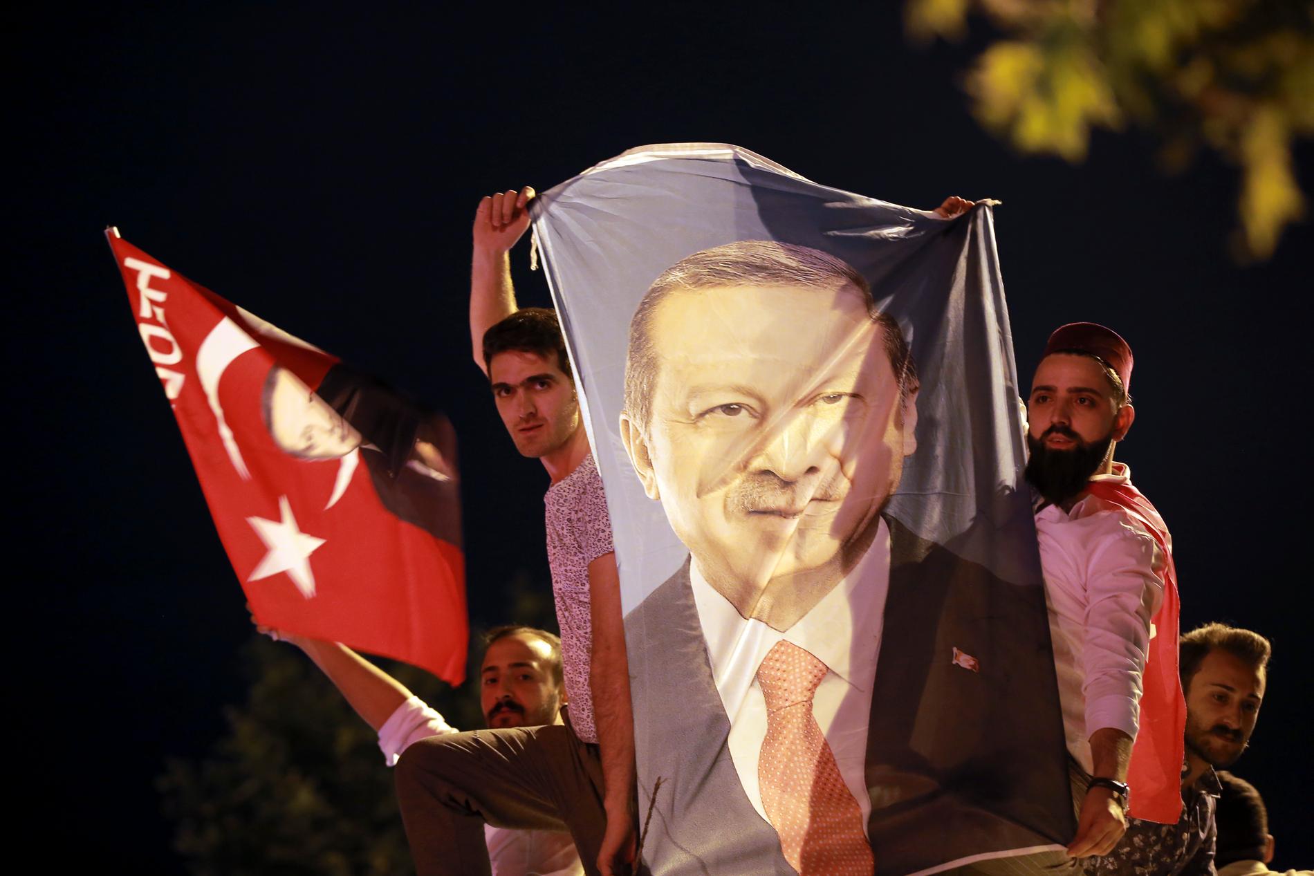Firande pågår utanför justitiedepartementet i Istanbul efter att Recep Tayyip Erdogan utropat sig till segare i söndagens presidentval i Turkiet.
