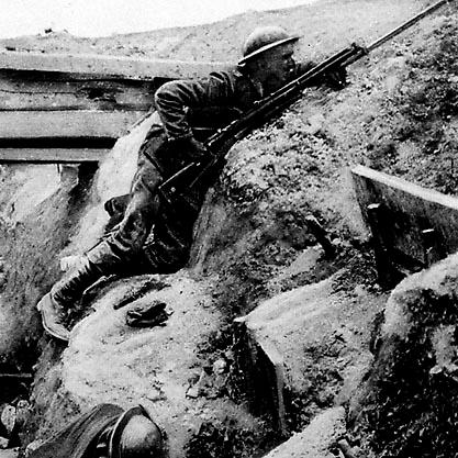 En brittisk soldat i ett erövrat skyttevärn under första världskriget.