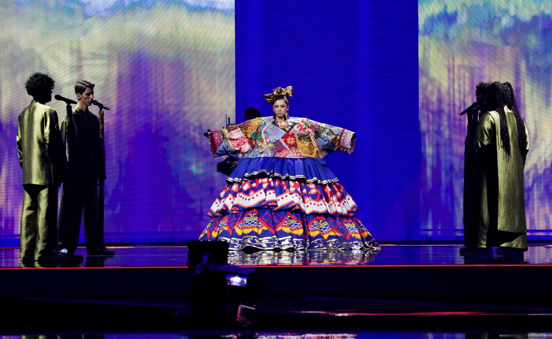 Manizhas scenkläder består av tyg från hundratals ryska folkdräkter som kvinnor från hela landet skickat till henne