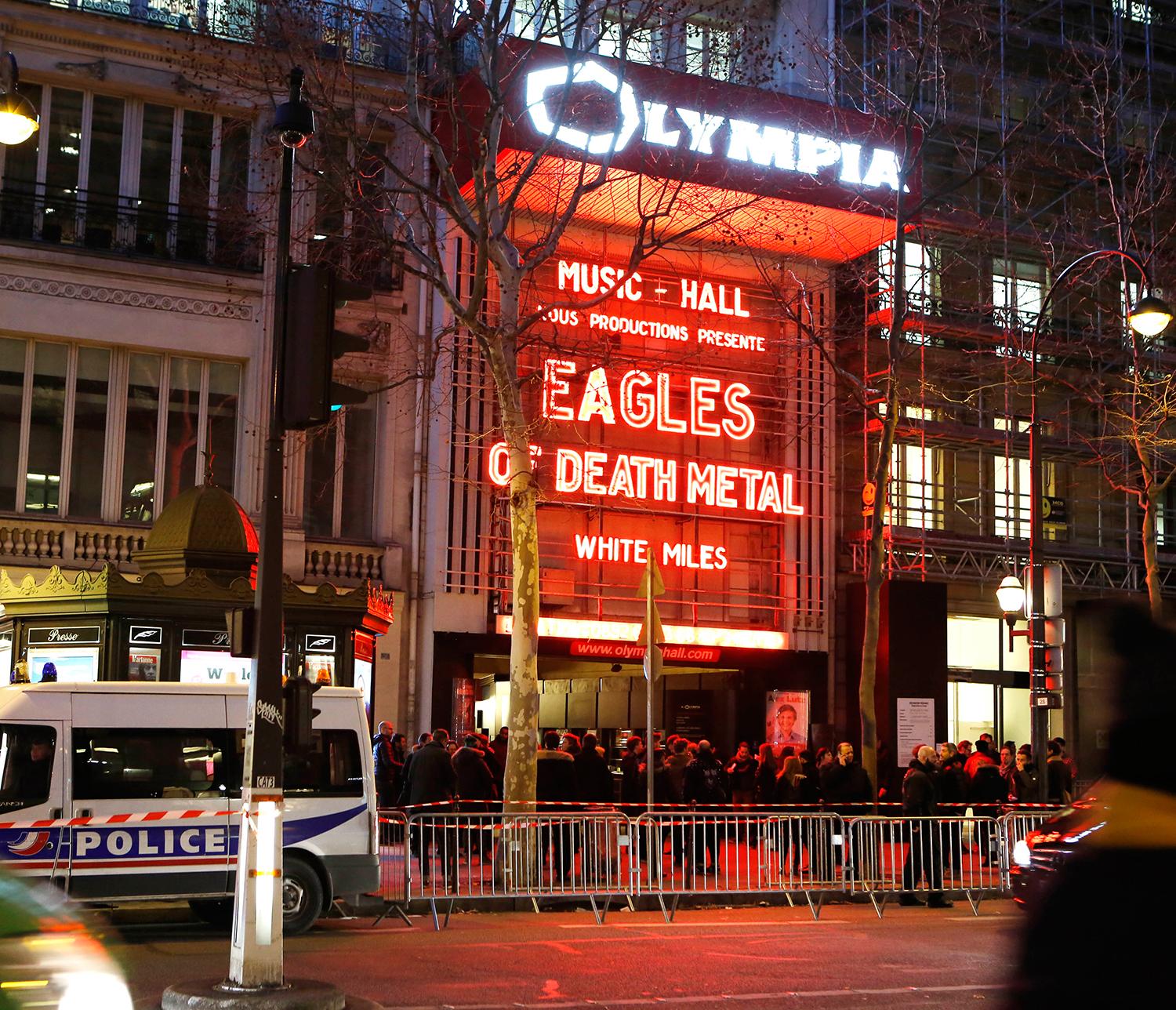 Eagles of Metal Deaths första koncert i Paris efter terrordåden.