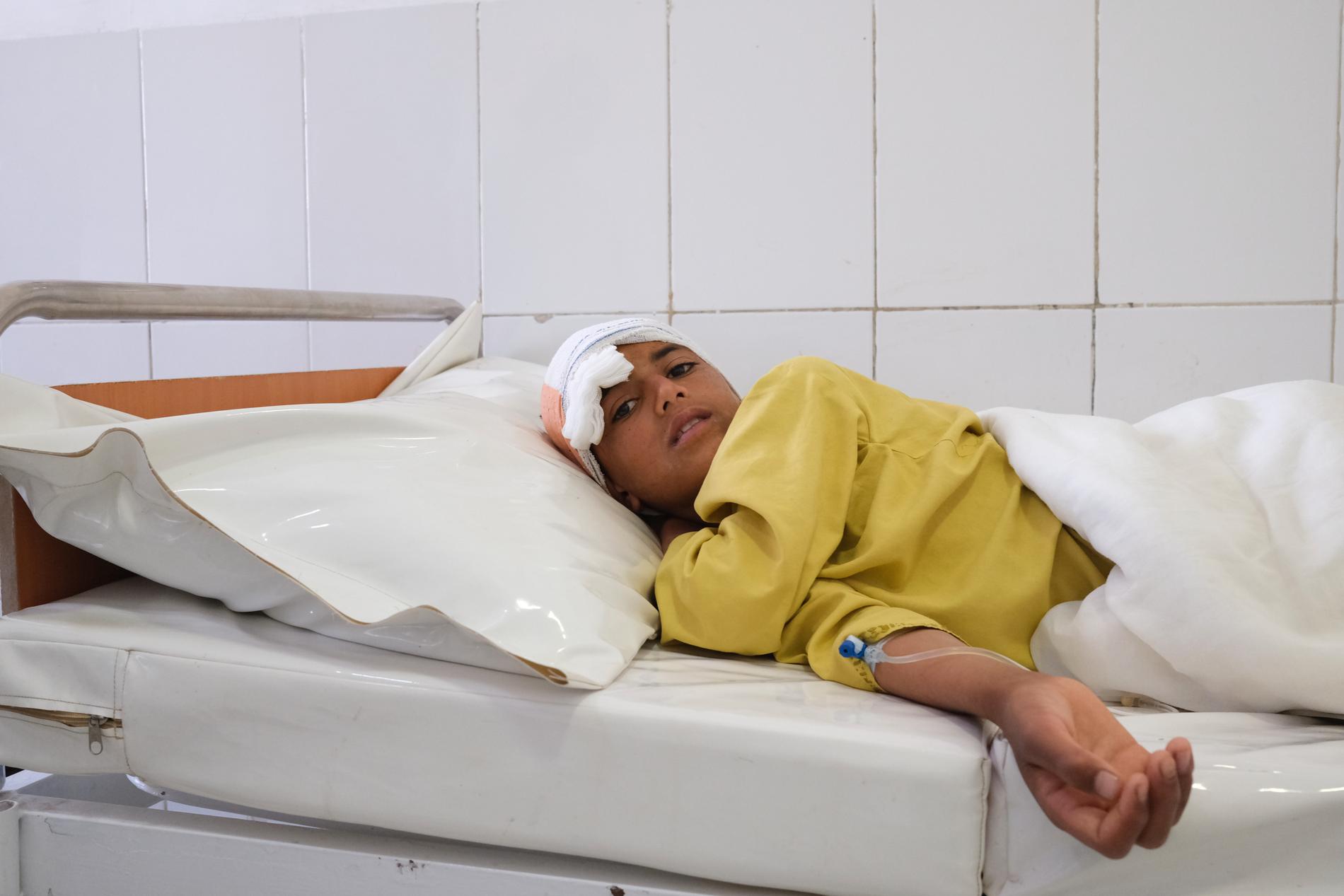 12-åriga Samiullah blev skjuten i huvudet när eldstrid utbröt. Det tog familjen två och en halv timme att ta honom, genom ytterligare strider, till sjukhuset i Helmand provinsen.  