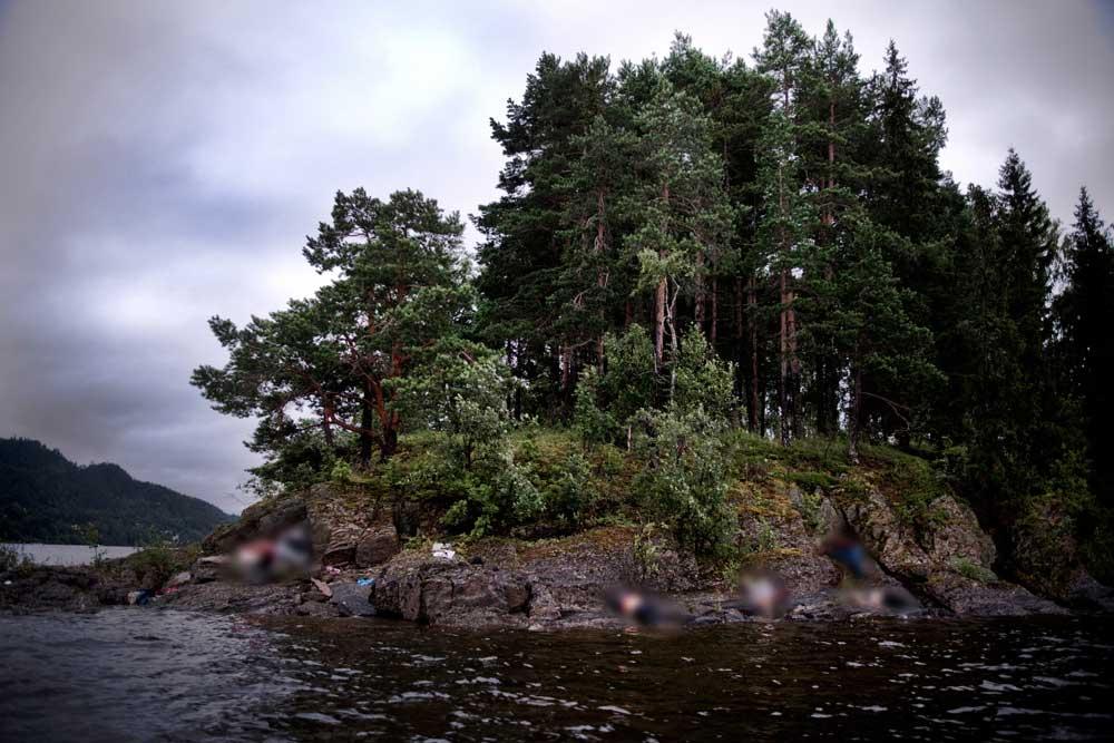 Väl på ön sa Breivik att han var polis och skulle informera. Sen började han skjuta mot dem. När den riktiga polisen kom till ön hittade de kroppar på många platser.