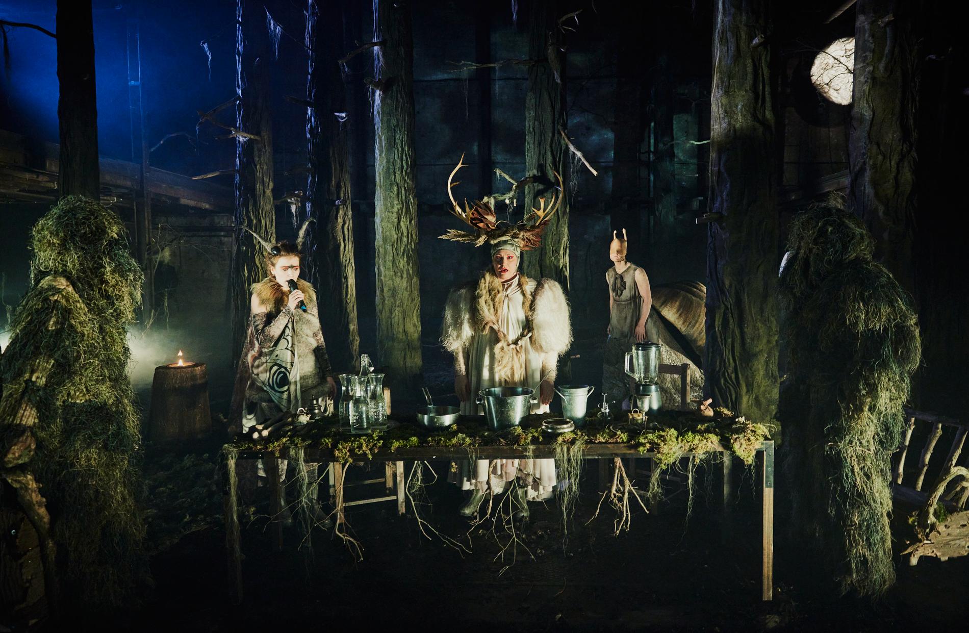 En skog med egenartade varelser på scenen i Orionteaterns ”Det vilda”.