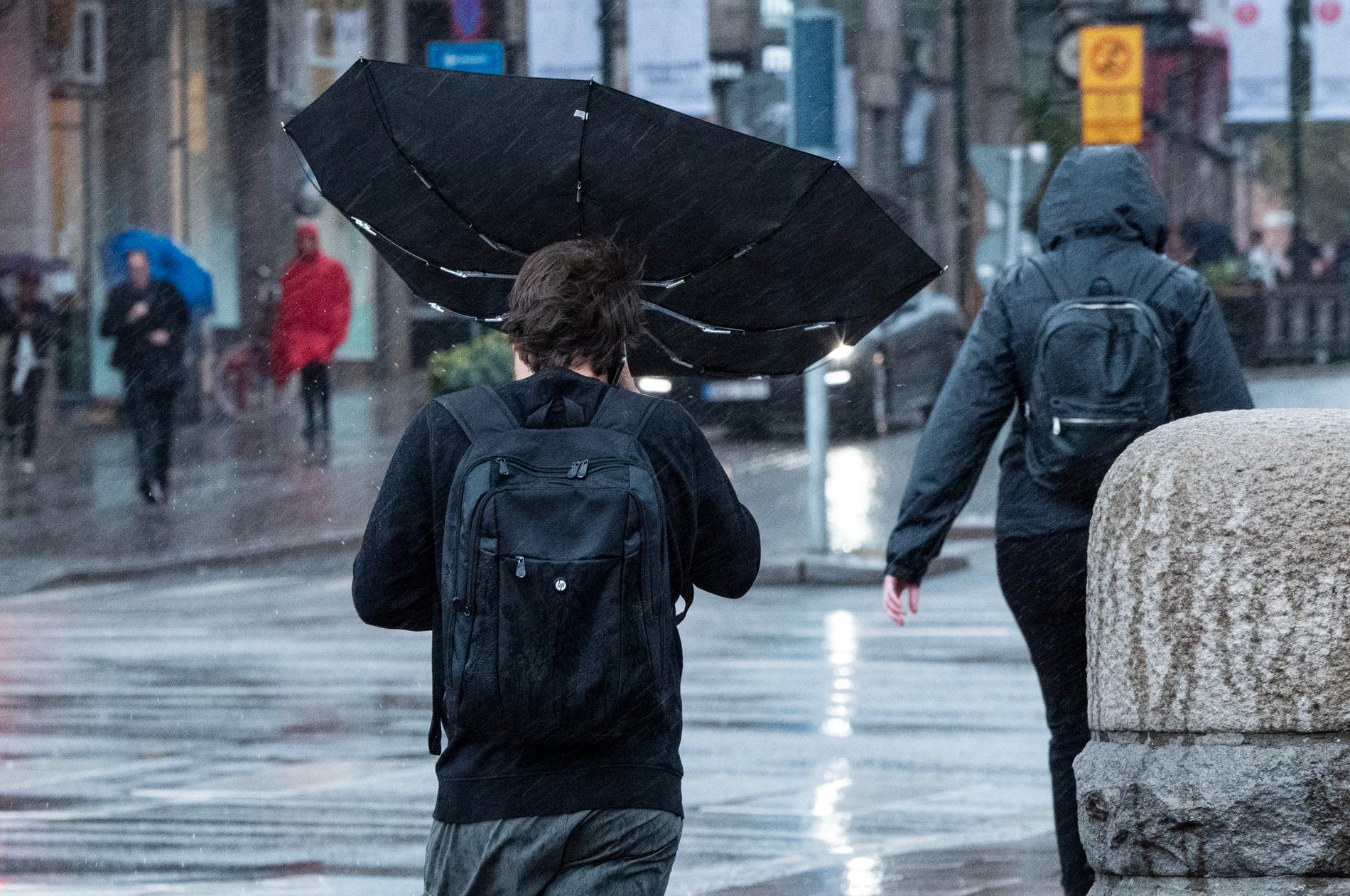 Paraplyproblem i utanför Centralstationen i Malmö då stormen Knud anlände.